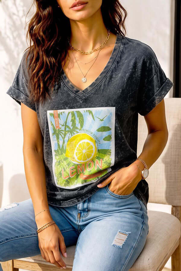 טי שרט כותנה עם צווארון וי רחב בגוון אפור, עם הדפס בגוונים ירוקים