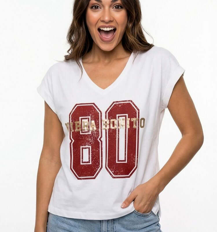 טישרט כותנה עם צווארון וי, לבן עם הדפס 80 בגוון אדום, לבוש אופנתי לנשים.