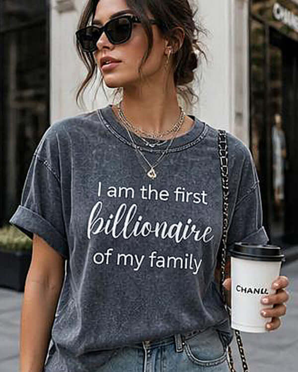 טישרט כותנה אפורה עם הדפס "I am the first billionaire of my family" ובשילוב ג'ינס לאופנה יומיומית