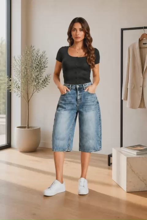 מכנס ג'ינס ברמודה בהיר ומשופשף, ארוך וסטייליסטי