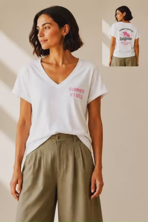 טי שרט כותנה עם צווארון וי רחב בגוון לבן, עם הדפס מלפנים ומאחור