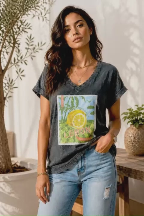 טי שרט כותנה עם צווארון וי רחב בגוון אפור, עם הדפס בגוונים ירוקים