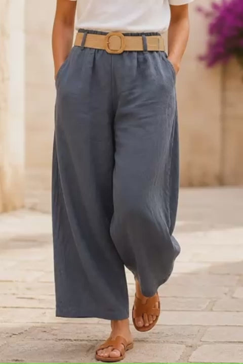 מכנסי פשתן כחולים עם מותן גבוה, כיסים וחגורה.