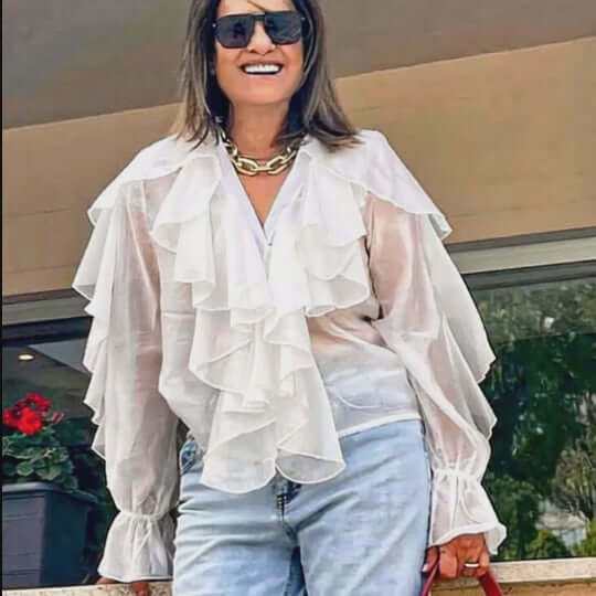 חולצת אורגנזה לבנה עם וולנים, עיצוב רומנטי ונשי, לסטייל אלגנטי וקליל