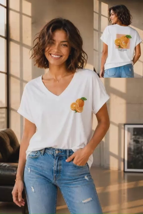 טי שרט כותנה עם צווארון וי בגוון לבן, עם הדפס תפוז מלפנים ומאחור