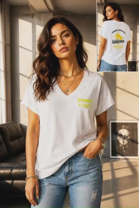 טי שרט כותנה עם צווארון וי רחב בגוון לבן, עם הדפס מלפנים ובגב